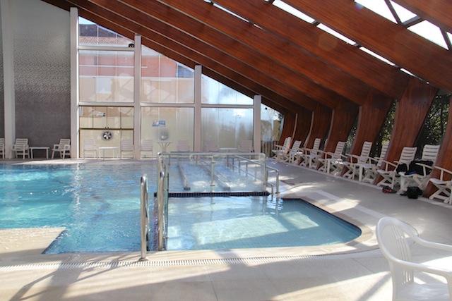 a piscina com jatos de massagem