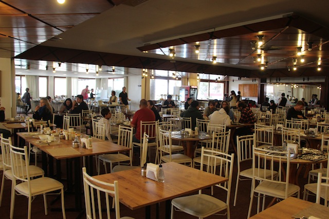 o imenso salão do café da manhã