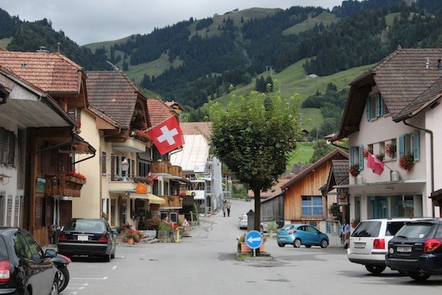 O vilarejo é essa ruela rodeada pelos alpes