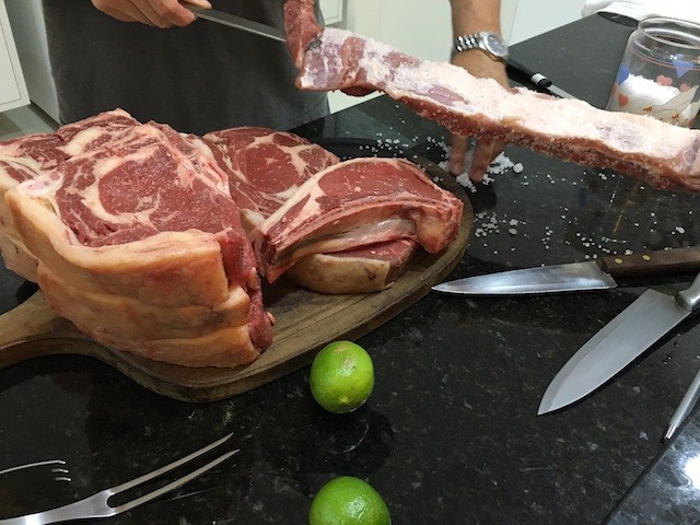 Bora colocar a carne no espeto e na grelha, certo? Bom FINDI