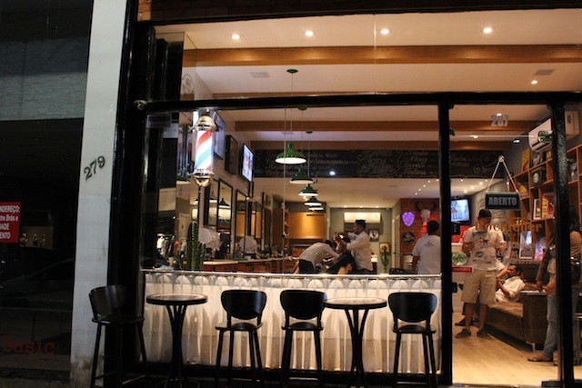uma simpática barbearia e bar ao lado do hotel