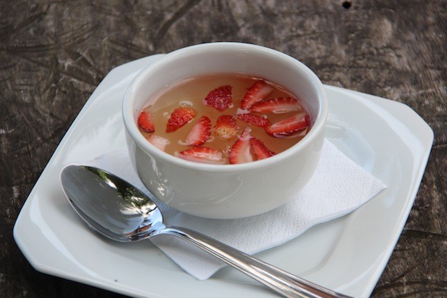 a cara do verão: sagú de moscatel com morangos no menu da Cristofoli