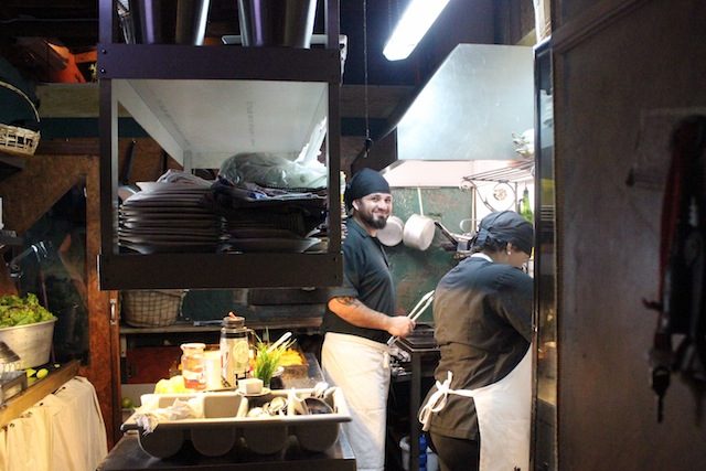 Chef Martin sorri de longe, muito simpático