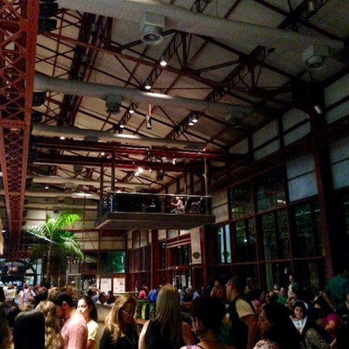 O palco com músicos
