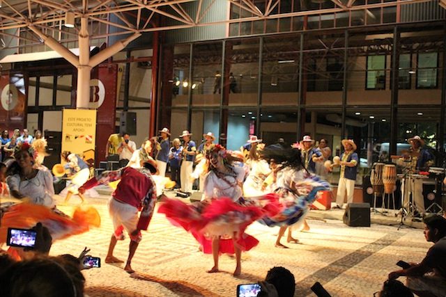 Durante a caminhada pelas Docas, vimos uma apresentação cultural de dança regional