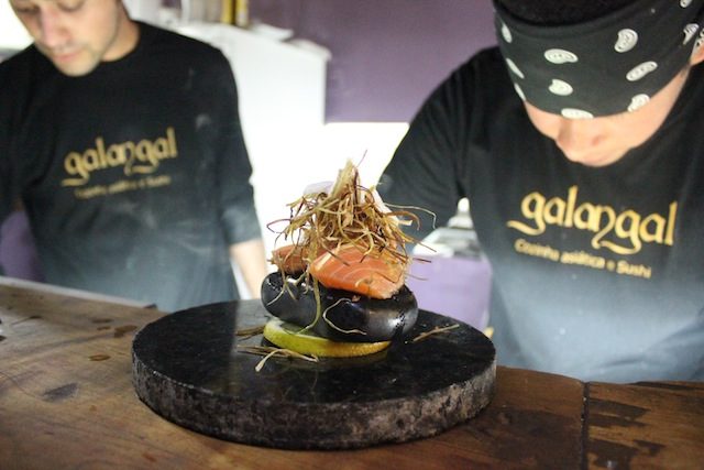 a preparação dos pratos na cozinha aberta do Galangal