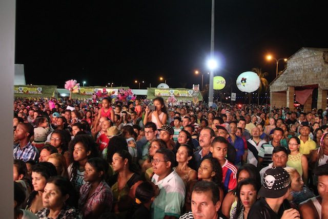 a multidão na Praça Maria Aragão