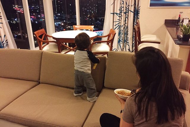 Hora da comidinha no quarto do Trump International Beach Resort,