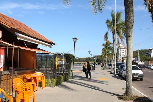 Pegamos o carro no estacionamento em frente à orla e seguimos nosso destino