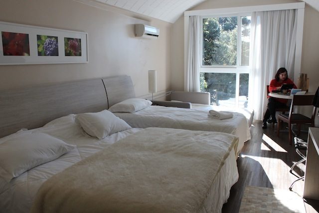 Sol batendo no nosso quarto no fim de tarde, uma delícia no inverno. E camas para casal e filhos