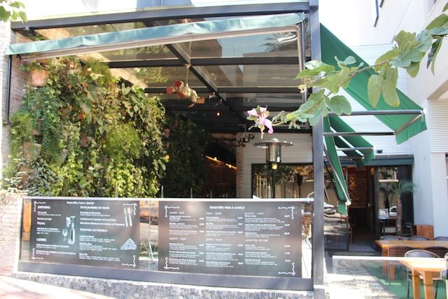 O restaurante que também tem entrada para hóspedes dentro do hotel