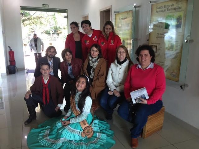 No espaço Vitrine Cultural com a prenda mirim e o pessoal do turismo de Guaíba