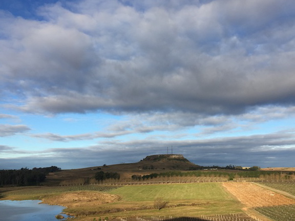 O Cerro Palomas visto da varanda da vinícola Cordilheira Santana