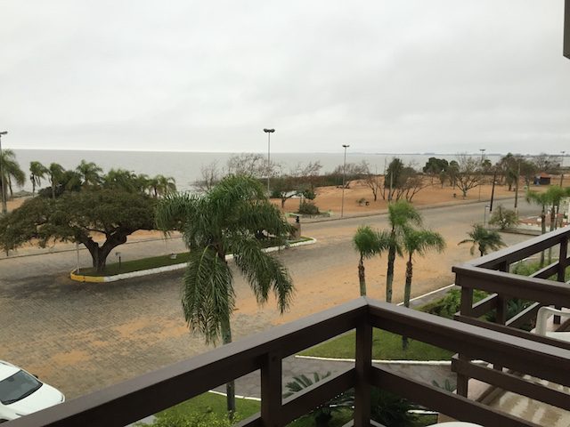 A vista da varanda dos quartos para a praia, pena o tempo feio que pegamos