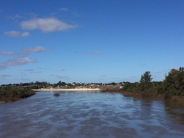 A praia vista da ponte