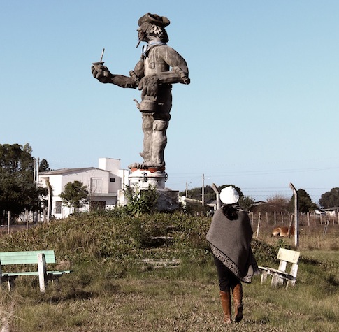 Obra do artista Chapéu Preto em frente ao Museu do Gaúcho em Alegrette