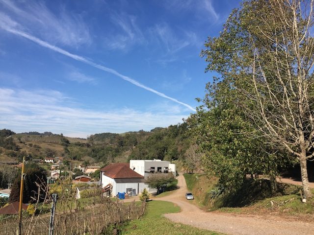 estrada de terra para chegar até a vinícola