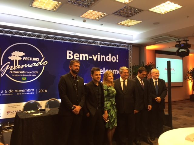 Diretoria e autoridades no lançamento do Festuris