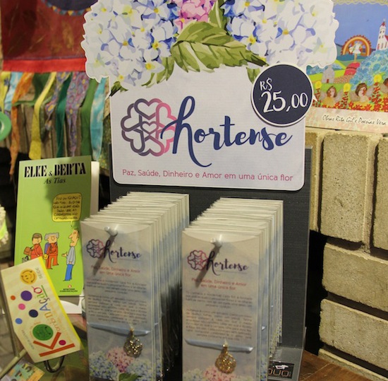 Em todas as lojas citadas neste post você encontra um display como este com a Hortense, o amuleto da Região das Hortênsias